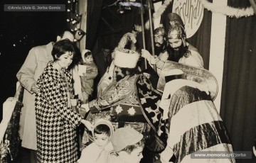 (2/2) Festes de Nadal 1962. El príncep Assuhan recull les cartes dels nens. Magatzems Jorba havia creat aquest personatge el desembre de 1960 per recollir les cartes als Reis durant tota la campanya de Nadal. El príncep arribava a Manresa en una petita cavalcada que recorria diversos carrers del centre. El personatge de Príncep Assuhan l’interpretava Josep Serra Juvells.