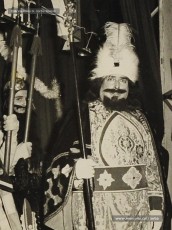 (1/2) Festes de Nadal 1962. El príncep Assuhan recull les cartes dels nens. Magatzems Jorba havia creat aquest personatge el desembre de 1960 per recollir les cartes als Reis durant tota la campanya de Nadal. El príncep arribava a Manresa en una petita cavalcada que recorria diversos carrers del centre. El personatge de Príncep Assuhan l’interpretava Josep Serra Juvells.