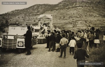 (5/12) 19/12/1964. La cavalcada del príncep Assuhan, representat per Josep Serra Juvells, es prepara per sortir a la masia de Can Playà, a la carretera de Rocafort.