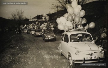 (7/12) 19/12/1964. La cavalcada del príncep Assuhan, representat per Josep Serra Juvells, es prepara per sortir a la masia de Can Playà, a la carretera de Rocafort.