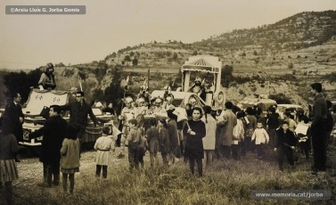 (8/12) 19/12/1964. La cavalcada del príncep Assuhan, representat per Josep Serra Juvells, es prepara per sortir a la masia de Can Playà, a la carretera de Rocafort.