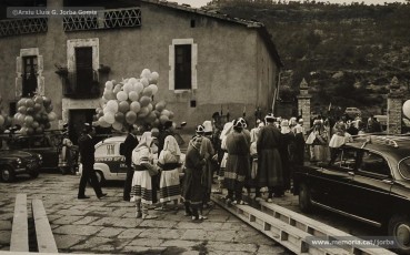 (1/12) 19/12/1964. La cavalcada del príncep Assuhan, representat per Josep Serra Juvells, es prepara per sortir a la masia de Can Playà, a la carretera de Rocafort.
