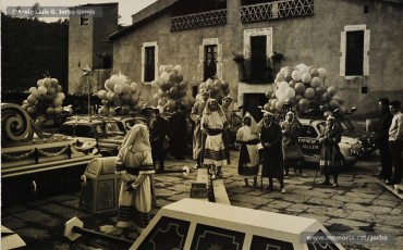 (3/12) 19/12/1964. La cavalcada del príncep Assuhan, representat per Josep Serra Juvells, es prepara per sortir a la masia de Can Playà, a la carretera de Rocafort.