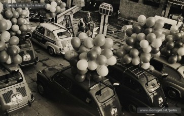 (4/12) 19/12/1964. La cavalcada del príncep Assuhan, representat per Josep Serra Juvells, es prepara per sortir a la masia de Can Playà, a la carretera de Rocafort.