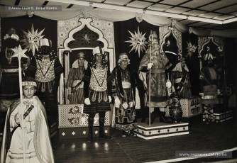 (6/16) 5/1/1967. El Rei blanc, el Rei ros i el Rei negre asseguts als seus trons per entregar els regals als nens. Cada any els Reis lliuraven més de mil paquets. Les persones que els representaven eren, respectivament, Ignasi Closas, Ramon Sibila i Tomàs Serra.