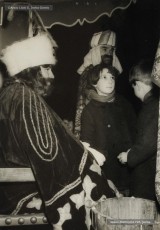 (1/4) Festes de Nadal de 1966. El príncep Assuhan (Josep Serra Juvells) rep les cartes dels nens al porxo frontal de Cal Jorba. Normalment en recollia més de 2.000 en els 9 dies que estava rebent les seves cartes.