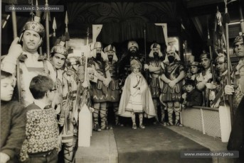 (2/4) Festes de Nadal de 1966. El príncep Assuhan (Josep Serra Juvells) rep les cartes dels nens al porxo frontal de Cal Jorba. Normalment en recollia més de 2.000 en els 9 dies que estava rebent les seves cartes.