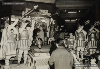 (3/4) Festes de Nadal de 1966. El príncep Assuhan (Josep Serra Juvells) rep les cartes dels nens al porxo frontal de Cal Jorba. Normalment en recollia més de 2.000 en els 9 dies que estava rebent les seves cartes.