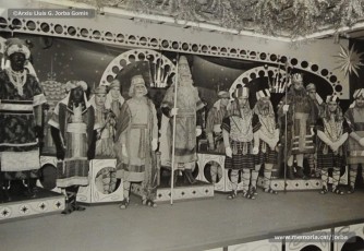 (1/15) 5/1/1968. La quitxalla i els seus pares van a buscar els regals de Reis. El rei Melcior el representa Ignasi Closas; el rei Gaspar, Antoni Barguet; i el rei Baltasar, Josep Serra.