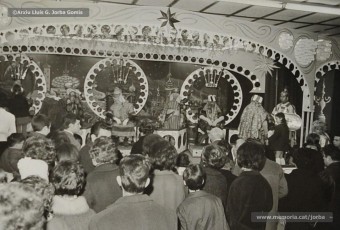 (2/15) 5/1/1968. La quitxalla i els seus pares van a buscar els regals de Reis. El rei Melcior el representa Ignasi Closas; el rei Gaspar, Antoni Barguet; i el rei Baltasar, Josep Serra.