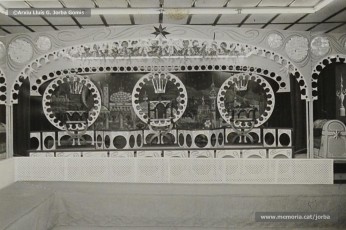 (5/15) 5/1/1968. La quitxalla i els seus pares van a buscar els regals de Reis. El rei Melcior el representa Ignasi Closas; el rei Gaspar, Antoni Barguet; i el rei Baltasar, Josep Serra.