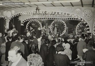 (6/15) 5/1/1968. La quitxalla i els seus pares van a buscar els regals de Reis. El rei Melcior el representa Ignasi Closas; el rei Gaspar, Antoni Barguet; i el rei Baltasar, Josep Serra.