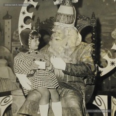 (7/15) 5/1/1968. La quitxalla i els seus pares van a buscar els regals de Reis. El rei Melcior el representa Ignasi Closas; el rei Gaspar, Antoni Barguet; i el rei Baltasar, Josep Serra.