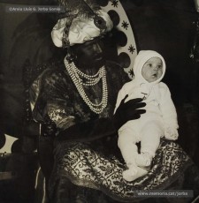 (8/15) 5/1/1968. La quitxalla i els seus pares van a buscar els regals de Reis. El rei Melcior el representa Ignasi Closas; el rei Gaspar, Antoni Barguet; i el rei Baltasar, Josep Serra.