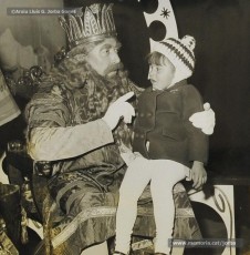 (9/15) 5/1/1968. La quitxalla i els seus pares van a buscar els regals de Reis. El rei Melcior el representa Ignasi Closas; el rei Gaspar, Antoni Barguet; i el rei Baltasar, Josep Serra.