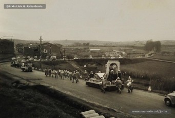 (2/6) 22/12/1967. Aquest any, la cavalcada del príncep Assuhan es va organitzar a les Manufactures Isidre Puig de Navarcles, situades a prop de Sant Benet de Bages. Des d'aquest indret, pel carrer Monestir, es van dirigir cap al centre de la població.