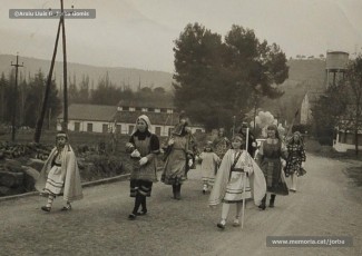 (6/6) 22/12/1967. Aquest any, la cavalcada del príncep Assuhan es va organitzar a les Manufactures Isidre Puig de Navarcles, situades a prop de Sant Benet de Bages. Des d'aquest indret, pel carrer Monestir, es van dirigir cap al centre de la població.