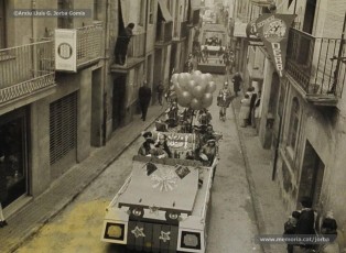 (1/6) 22/12/1967. Cavalcada del príncep Assuhan passant pel carrer de Fortià Solà de Navarcles.