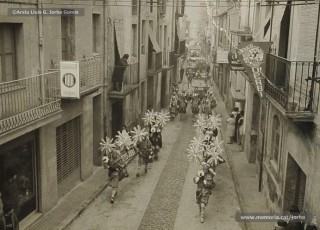 (2/6) 22/12/1967. Cavalcada del príncep Assuhan passant pel carrer de Fortià Solà de Navarcles.