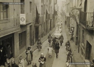 (4/6) 22/12/1967. Cavalcada del príncep Assuhan passant pel carrer de Fortià Solà de Navarcles.