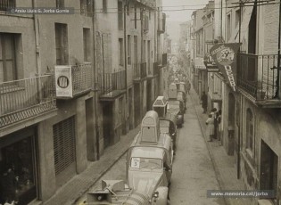 (5/6) 22/12/1967. Cavalcada del príncep Assuhan passant pel carrer de Fortià Solà de Navarcles.