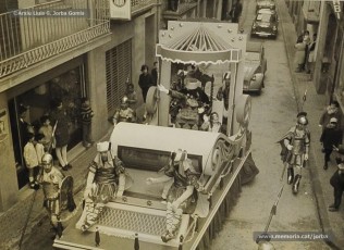 (6/6) 22/12/1967. Cavalcada del príncep Assuhan passant pel carrer de Fortià Solà de Navarcles.