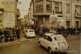 (1/17) 22/12/1967. Caravana del príncep Assuhan desfilant pels carrers de Navarcles. Van entrar al nucli antic de la població pel carrer Nou, per on van arribar a la plaça de la Vila i van tornar per la carretera en direcció cap a Sant Fruitós.