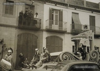 (3/17) 22/12/1967. Caravana del príncep Assuhan desfilant pels carrers de Navarcles. Van entrar al nucli antic de la població pel carrer Nou, per on van arribar a la plaça de la Vila i van tornar per la carretera en direcció cap a Sant Fruitós.
