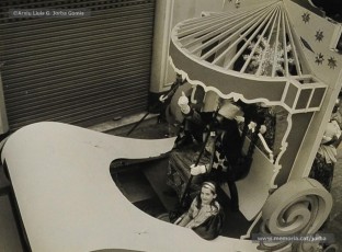 (5/17) 22/12/1967. Caravana del príncep Assuhan desfilant pels carrers de Navarcles. Van entrar al nucli antic de la població pel carrer Nou, per on van arribar a la plaça de la Vila i van tornar per la carretera en direcció cap a Sant Fruitós.