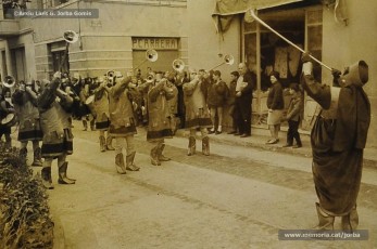 (6/17) 22/12/1967. Caravana del príncep Assuhan desfilant pels carrers de Navarcles. Van entrar al nucli antic de la població pel carrer Nou, per on van arribar a la plaça de la Vila i van tornar per la carretera en direcció cap a Sant Fruitós.