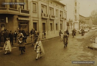 (7/17) 22/12/1967. Caravana del príncep Assuhan desfilant pels carrers de Navarcles. Van entrar al nucli antic de la població pel carrer Nou, per on van arribar a la plaça de la Vila i van tornar per la carretera en direcció cap a Sant Fruitós.