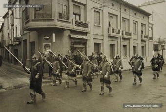 (8/17) 22/12/1967. Caravana del príncep Assuhan desfilant pels carrers de Navarcles. Van entrar al nucli antic de la població pel carrer Nou, per on van arribar a la plaça de la Vila i van tornar per la carretera en direcció cap a Sant Fruitós.