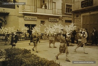 (9/17) 22/12/1967. Caravana del príncep Assuhan desfilant pels carrers de Navarcles. Van entrar al nucli antic de la població pel carrer Nou, per on van arribar a la plaça de la Vila i van tornar per la carretera en direcció cap a Sant Fruitós.