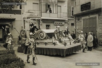 (10/17) 22/12/1967. Caravana del príncep Assuhan desfilant pels carrers de Navarcles. Van entrar al nucli antic de la població pel carrer Nou, per on van arribar a la plaça de la Vila i van tornar per la carretera en direcció cap a Sant Fruitós.