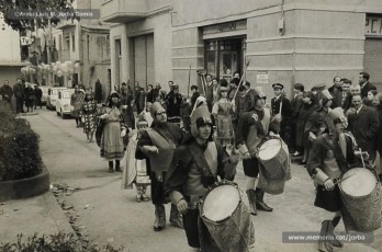 (11/17) 22/12/1967. Caravana del príncep Assuhan desfilant pels carrers de Navarcles. Van entrar al nucli antic de la població pel carrer Nou, per on van arribar a la plaça de la Vila i van tornar per la carretera en direcció cap a Sant Fruitós.