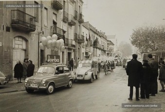 (12/17) 22/12/1967. Caravana del príncep Assuhan desfilant pels carrers de Navarcles. Van entrar al nucli antic de la població pel carrer Nou, per on van arribar a la plaça de la Vila i van tornar per la carretera en direcció cap a Sant Fruitós.