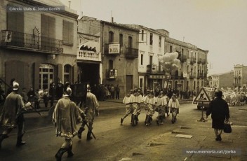 (13/17) 22/12/1967. Caravana del príncep Assuhan desfilant per la carretera de Vic, a Sant Fruitós de Bages, per anar en direcció a Manresa.