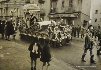 (14/17) 22/12/1967. Caravana del príncep Assuhan desfilant per la carretera de Vic, a Sant Fruitós de Bages, per anar en direcció a Manresa.