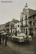 (15/17) 22/12/1967. Caravana del príncep Assuhan desfilant per la carretera de Vic, a Sant Fruitós de Bages, per anar en direcció a Manresa.