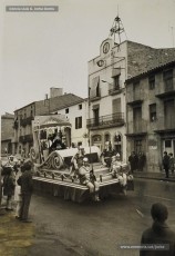 (17/17) 22/12/1967. Caravana del príncep Assuhan desfilant per la carretera de Vic, a Sant Fruitós de Bages, per anar en direcció a Manresa.