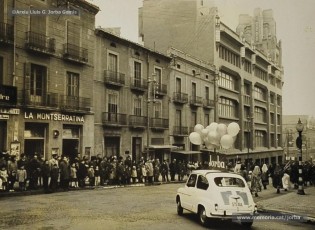 (3/21) 19/12/1967. Caravana del príncep Assuhan baixant per la carretera de Vic i la Muralla de Sant Domènec de Manresa fins a Can Jorba