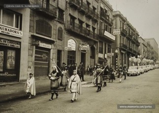 (4/21) 19/12/1967. Caravana del príncep Assuhan baixant per la carretera de Vic i la Muralla de Sant Domènec de Manresa fins a Can Jorba