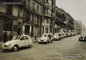 (6/21) 19/12/1967. Caravana del príncep Assuhan baixant per la carretera de Vic i la Muralla de Sant Domènec de Manresa fins a Can Jorba