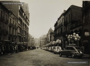 (7/21) 19/12/1967. Caravana del príncep Assuhan baixant per la carretera de Vic i la Muralla de Sant Domènec de Manresa fins a Can Jorba