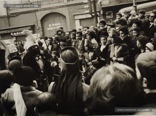 (10/21) 19/12/1967. Caravana del príncep Assuhan baixant per la carretera de Vic i la Muralla de Sant Domènec de Manresa fins a Can Jorba