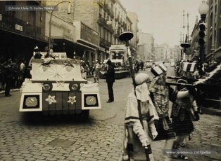 (11/21) 19/12/1967. Caravana del príncep Assuhan baixant per la carretera de Vic i la Muralla de Sant Domènec de Manresa fins a Can Jorba