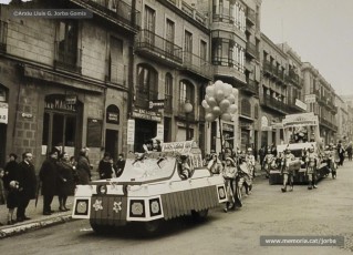 (12/21) 19/12/1967. Caravana del príncep Assuhan baixant per la carretera de Vic i la Muralla de Sant Domènec de Manresa fins a Can Jorba