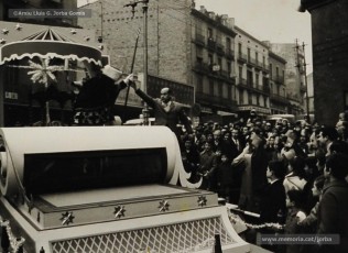 (20/21) 19/12/1967. Caravana del príncep Assuhan baixant per la carretera de Vic i la Muralla de Sant Domènec de Manresa fins a Can Jorba