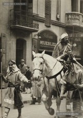 (5/5) 1/1/1963. Pregó de l’arribada dels Reis a Can Jorba que es feia a diferents indrets de la ciutat. Aquí el veiem al carrer d’Àngel Guimerà, a la plaça de Sant Domènec i a la carretera de Vic. El pregoner era Ramon Sibila Basullas.