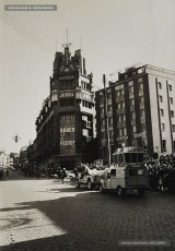 (11/28) Desembre de 1968. Entrada a Manresa per la Muralla de Sant Francesc. La cavalcada del Príncep Assuhan pujant per la Muralla de Sant Francesc i arribada a Cal Jorba.